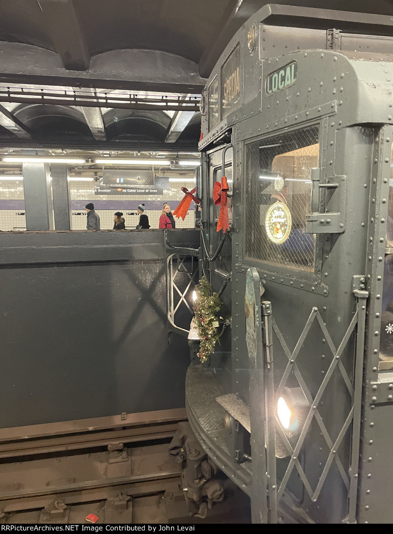  Front side view of the nose of the southernmost Arnine Car at 2nd Ave Station